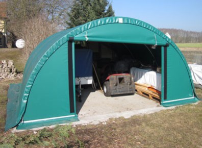 Un tunnel de stockage Richel au pignon de 4,50 m de large pour du stockage de petit matériel pro